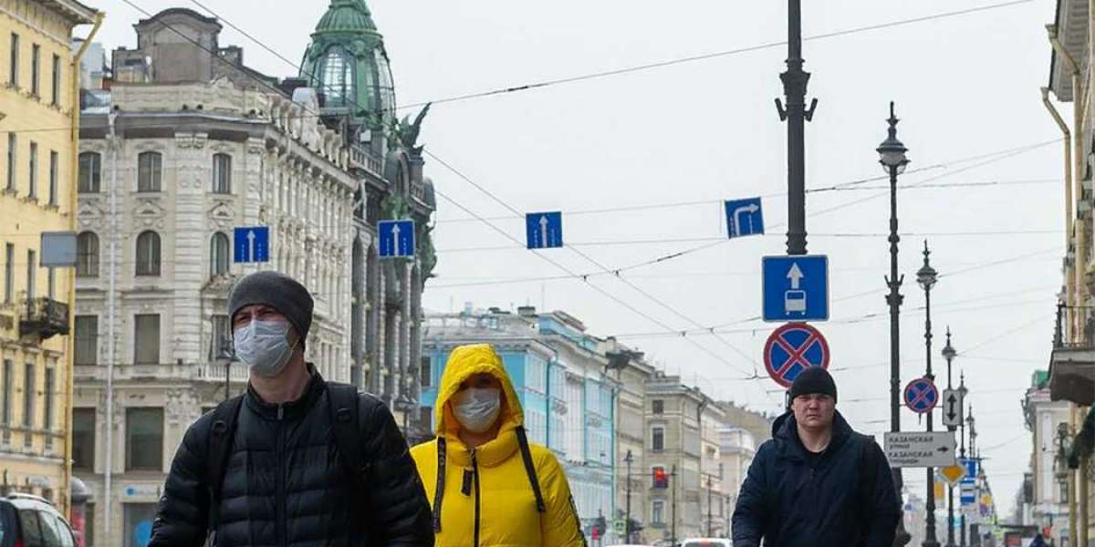 Смольный рассматривает вариант обязательных прививок от ковида для работников сферы услуг