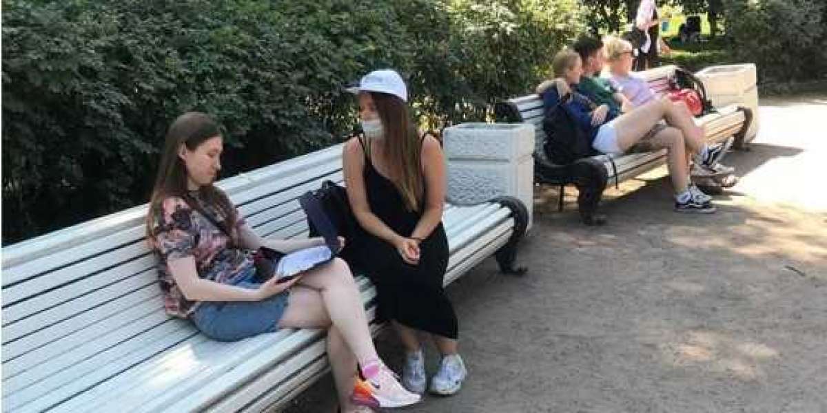 Повысить пенсии, отменить зарплаты депутатам, принимать решения вместе с народом – за что собирают подписи в Петербурге