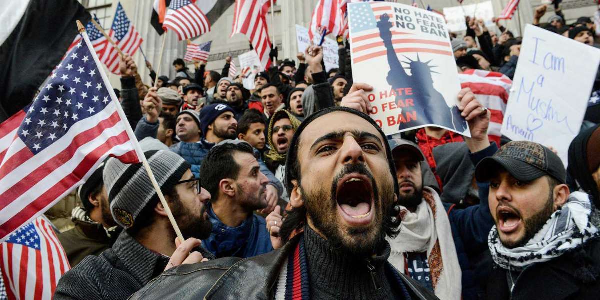 Байден отдал США на растерзание мигрантов, а сам спрятался за стену