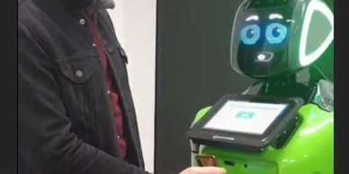 В ресторанах Петербурга проверкой QR-кодов привитых займутся роботы