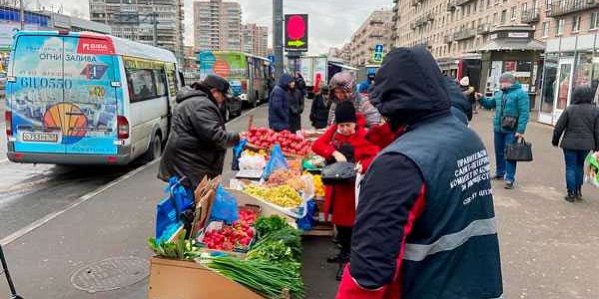 В Петербурге у семи станций метро боролись с незаконной торговлей