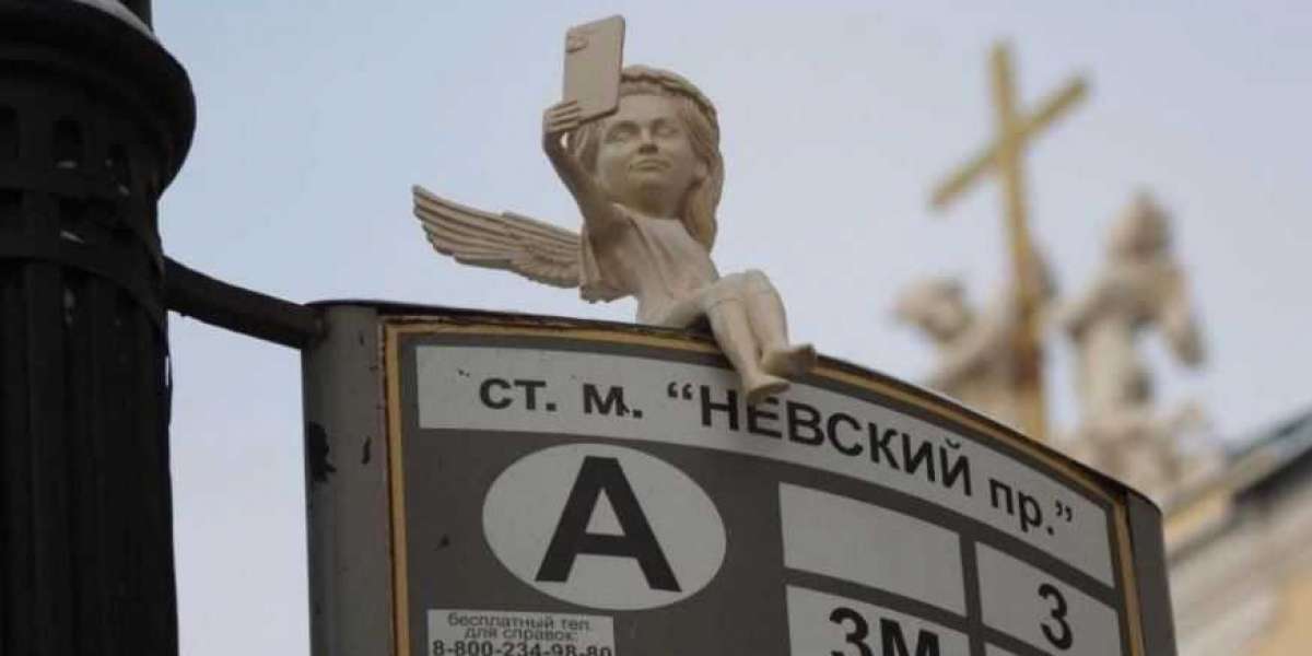 Фигурку ангела сняли с остановки на Невском проспекте