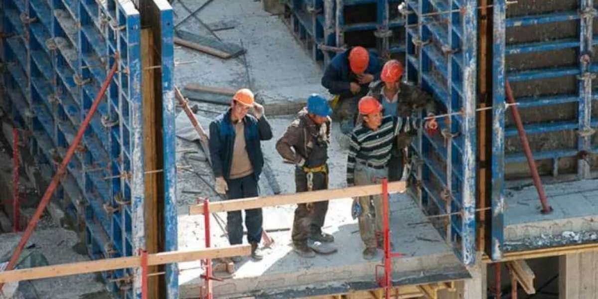 Поток трудовых мигрантов с новой силой хлынул в Петербург