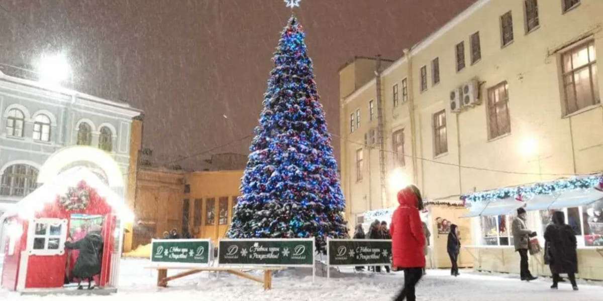 Новогодняя ярмарка открылась во дворе 