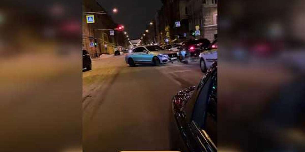 Блогер из Петербурга устроила экстремальный дрифт на Невском проспекте