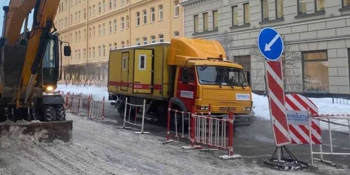 Трубу с кипятком прорвало рядом со зданием СПбГАСУ на Курляндской улице