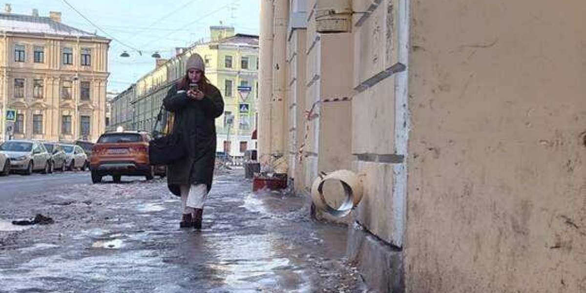 Горожане назвали обледеневший флаг символом «прогнившей власти Петербурга»