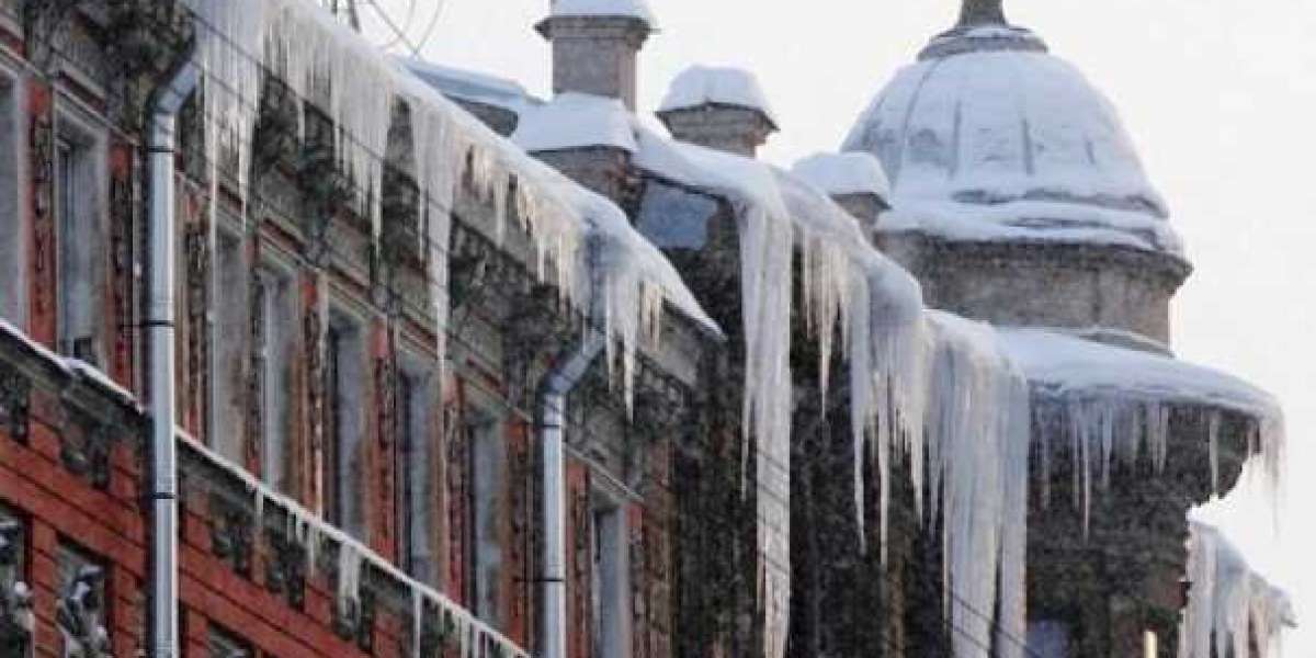 Падающие сосульки стали нормой для петербургских чиновников
