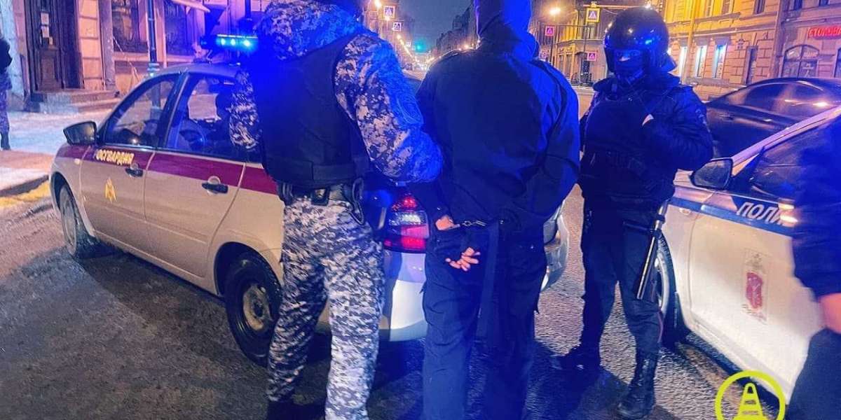 Мужчина решил «пошутить», зайдя в магазин с макетом автомата на Восстания