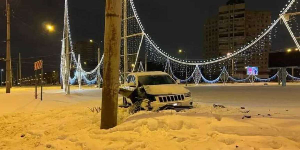 Очевидцы сообщили о побеге водителя Jeep после жесткой аварии на Гражданском