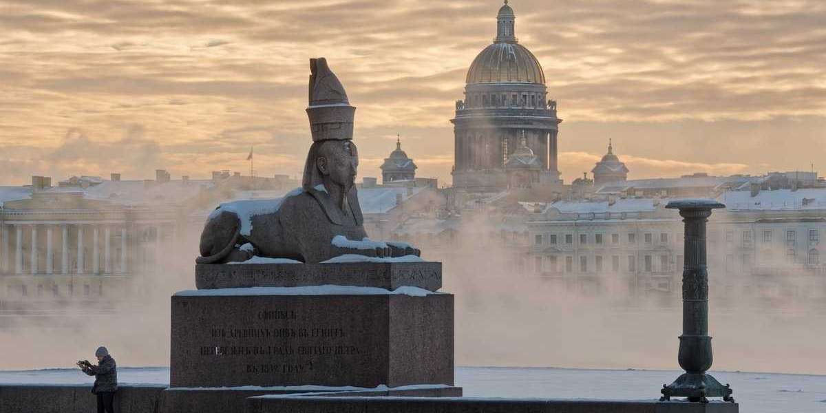 Берег возле Академии художеств охраняют сфинксы и грифоны
