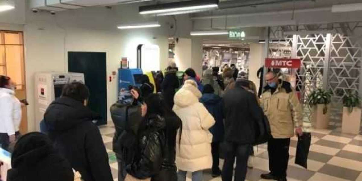 Банкоматы в Петербурге опустели из-за числа желающих снять деньги

